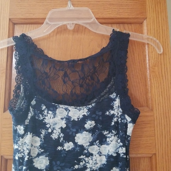 Floral Lace Back Tank🔥 All $10 items 2/$15! - Picture 3 of 4